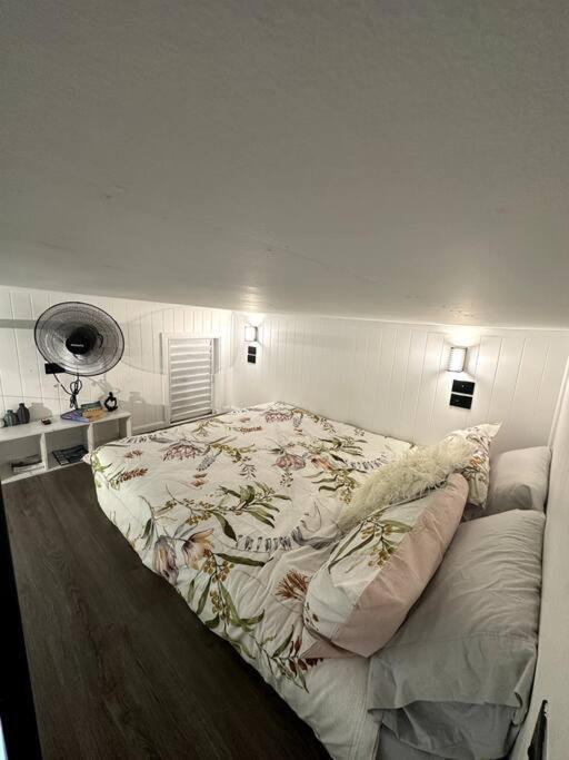 New! Sea Joley Tiny Home Nelly Bay ภายนอก รูปภาพ